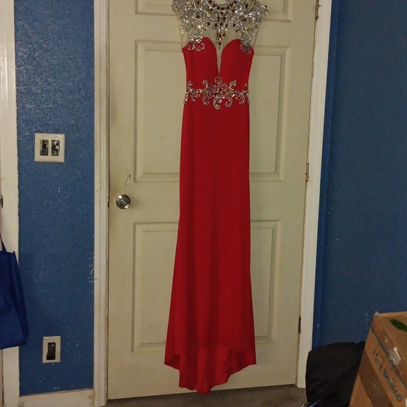 GORGEOUS RED EVENING GOWN - Picture 2 of 16